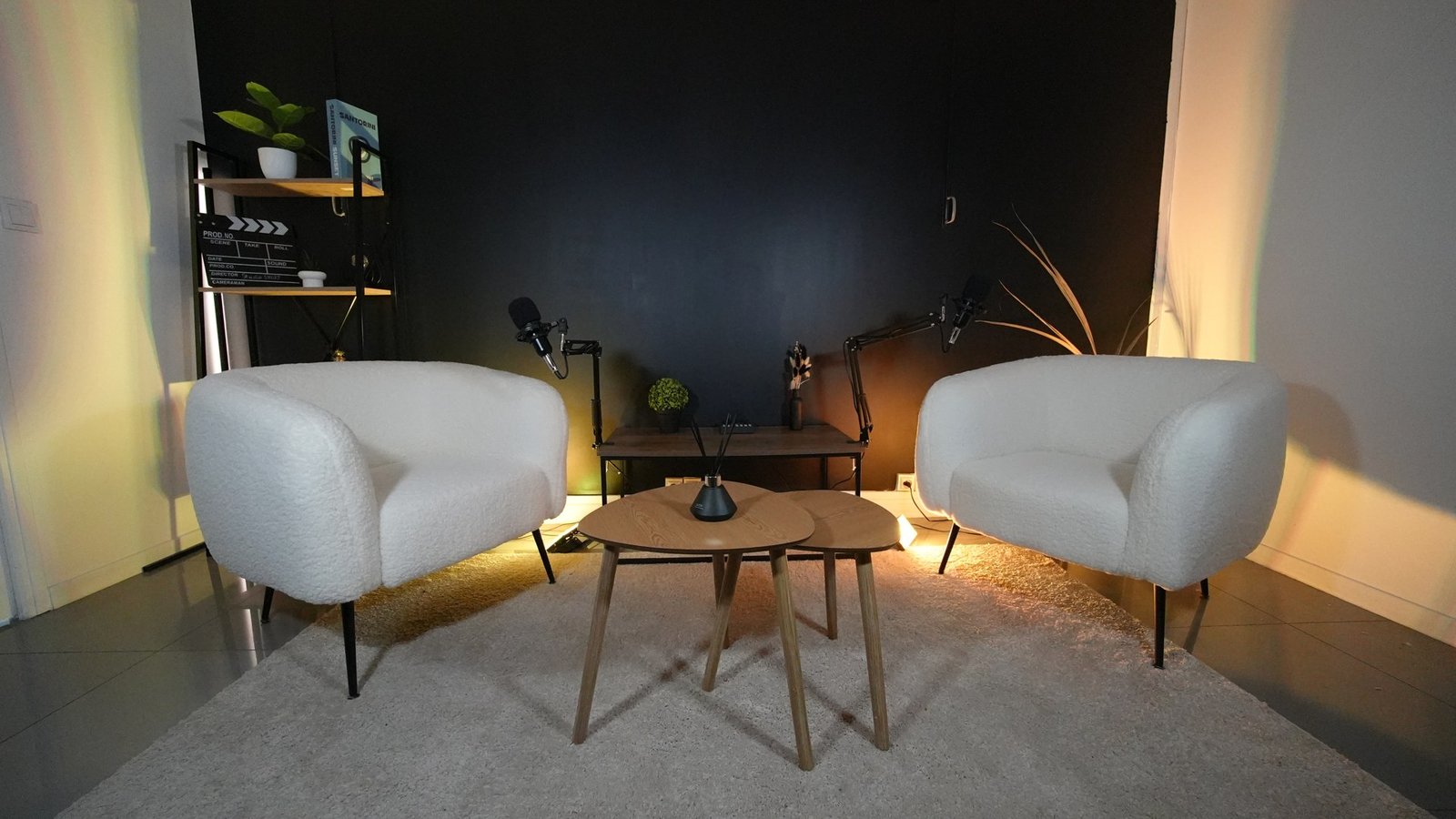 Studio podcast à Sarcelles : fauteuils blancs, microphones et ambiance chaleureuse